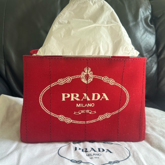 Prada Canapa - Picture 4 of 9